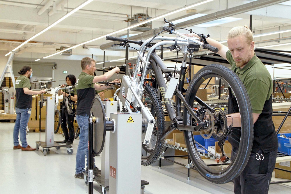 Ergonomic bicycle assembly boosts productivity